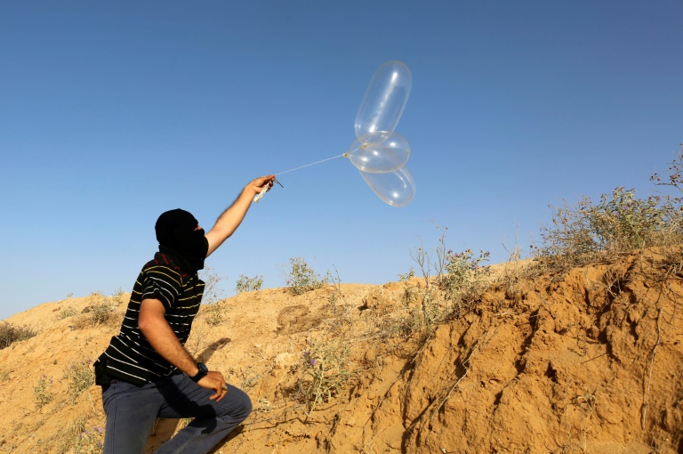 اسرائيل تعزز من قوات الاطفاء خشية زيادة الحرائق البالونات الحارقة علي حدود غزة