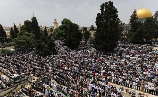 الجمعة الأولى من رمضان 180 الف مصلي في الأقصي