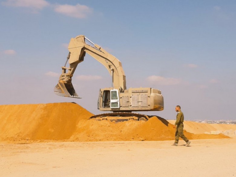 إقامة سواتر رملية على حدود قطاع غزة