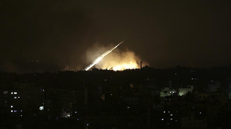 اطلاق صواريخ من غزة والاحتلال يرد بقصف غزة