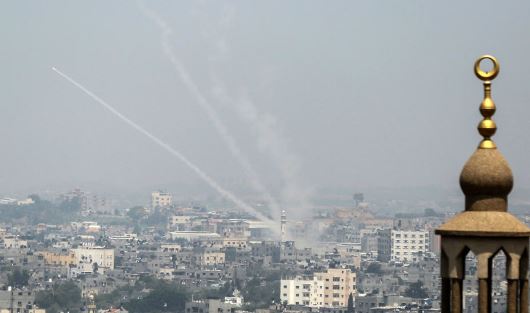 طائرات الاحتلال تشن غارات على غزة ردا علي إطلاق الصواريخ