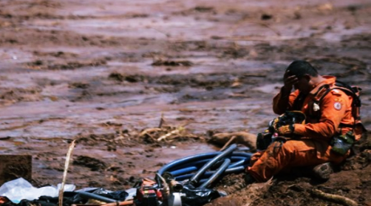 انهيار تل يودي بحياة العشرات في البرازيل