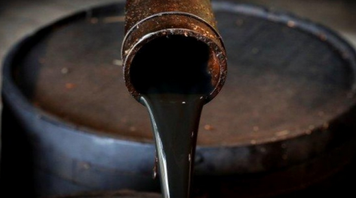 العقود الآجلة للنفط تقفز من جديد بفعل الأزمة الأوكرانية