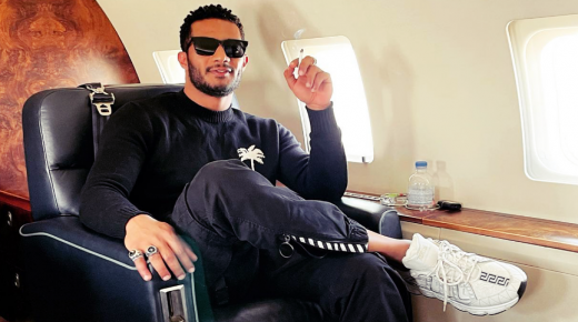 محمد رمضان يستفز جمهوره بالمضيفة والسيجارة