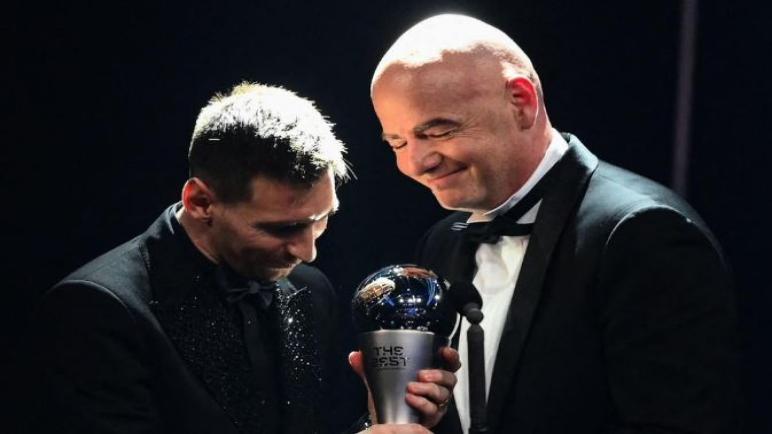 ليو ميسي يتوج بجائزة افضل لاعب في العالم لعام 2022