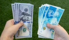 الدولار يعود للانخفاض بعد الارتفاع