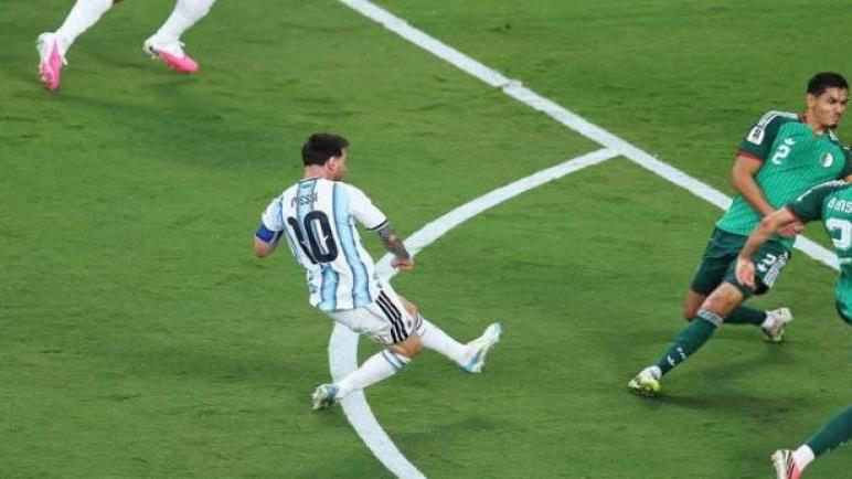 الارجنتين تحقق الفوز علي الجزائر بثلاثية مع الرأفة