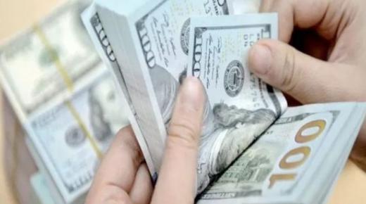 الدولار يشهد استقرارا نوعا ما
